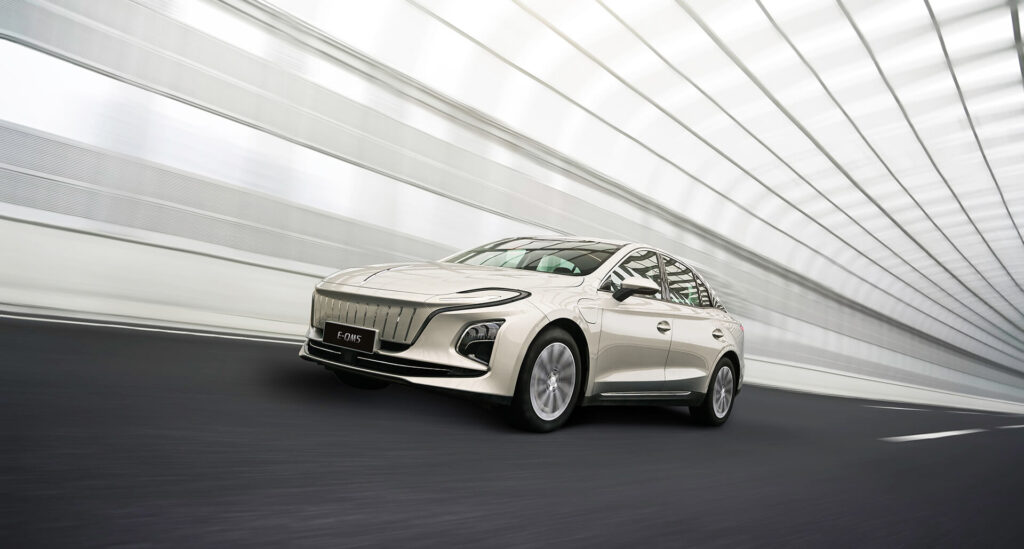 Hongqi E-QM5 в движении