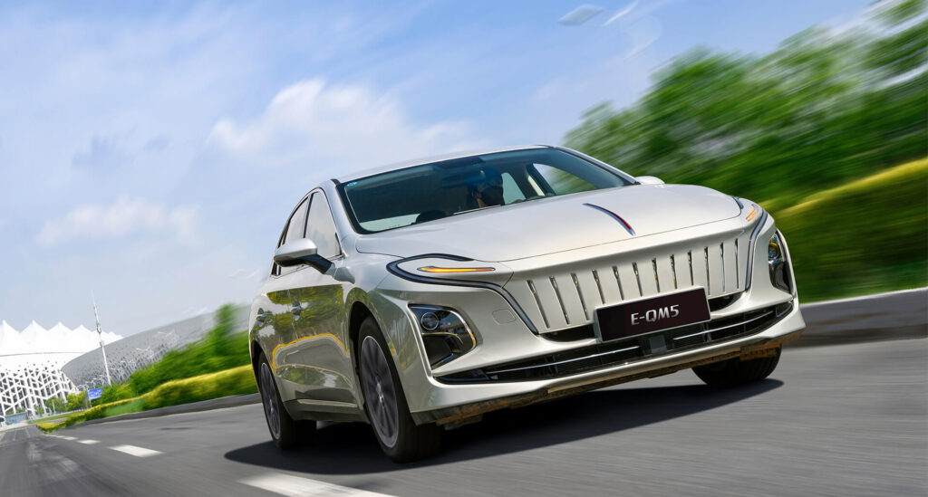 Аренда такси Comfort+ на электромобиле — Hongqi E-QM5
